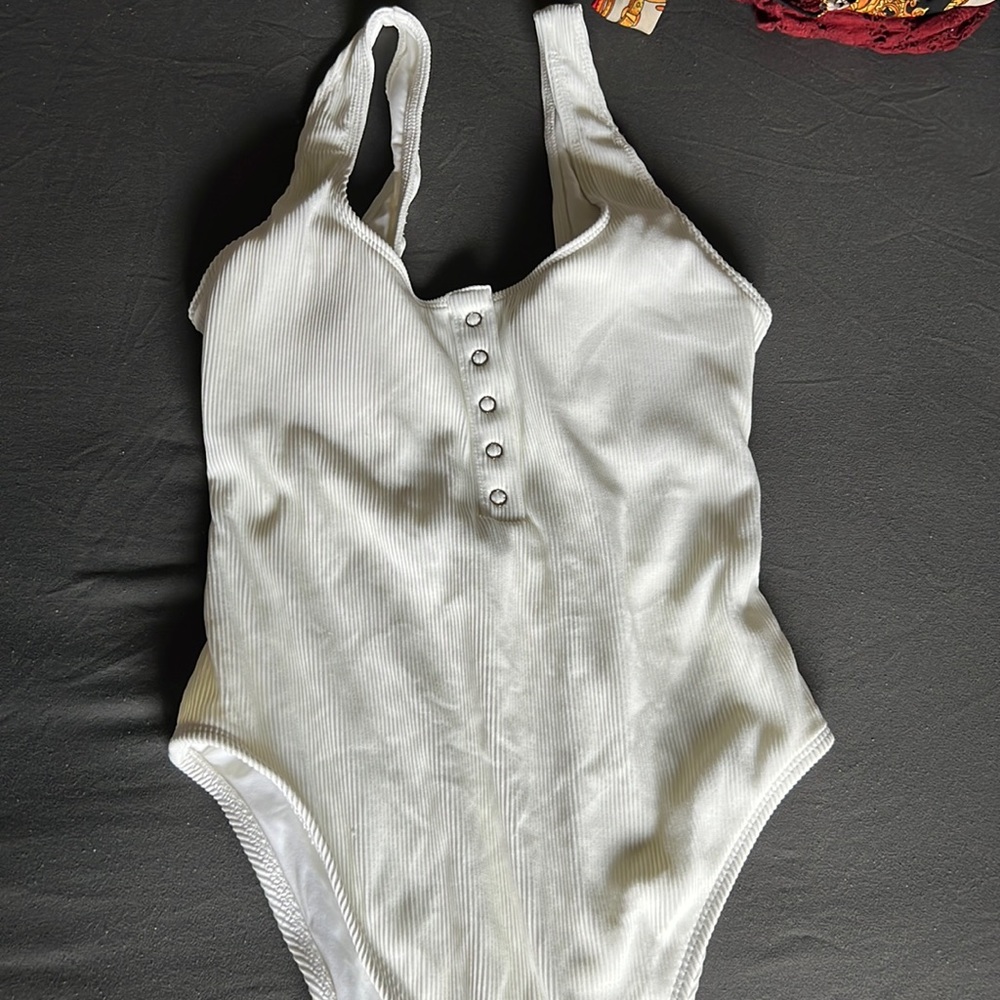 Once worn creme Aerie one piece bathing suit. Low back and very cute
